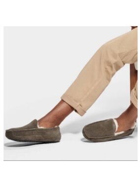 UGG Ascot loafers Men’s Size 8 gently used